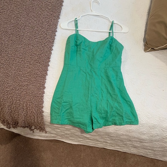 Fun, green romper! 🤍💚 - Picture 4 of 6